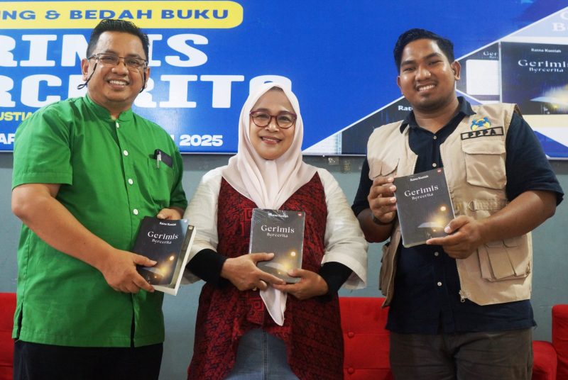 KETERANGAN : Fhoto bersama usai pelaksanaan launching dan bedah buku berjudul 