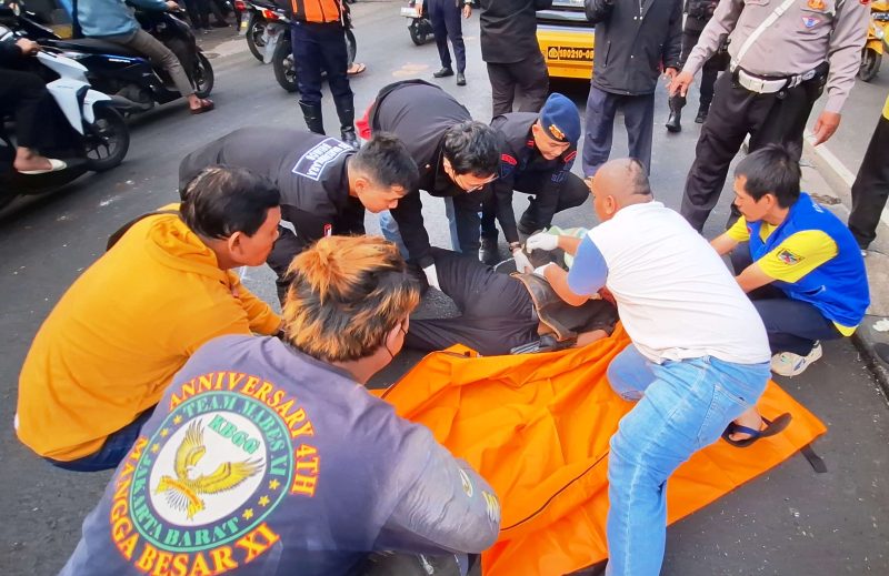 Keterangan Fhoto : Tim RS Bhayangkara Brimob Polri dengan cepat mengevakuasi korban kecelakaan lalu lintas di jalan raya Bogor, Rabu (16/07/25)