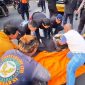 Keterangan Fhoto : Tim RS Bhayangkara Brimob Polri dengan cepat mengevakuasi korban kecelakaan lalu lintas di jalan raya Bogor, Rabu (16/07/25)