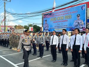 PENGECEKAN : Kapolres Kotabaru, AKBP Doli M Tanjung memastikan kesiapan personel sebelum pelaksanaan Operasi Patuh Intan digelar