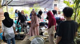 Warga Desa Baharu Utara memperingati 10 Muharram dan membuat bubur Asyura untuk di bagikan