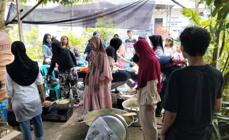 Warga Desa Baharu Utara memperingati 10 Muharram dan membuat bubur Asyura untuk di bagikan