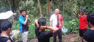 KETERANGAN FHOTO : Kepala Desa Baharu Utara, Zamzanie BS, memberikan arahan dan melihat persiapan panitia dilapangan