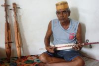 KETERANGAN FHOTO : Daeng Colle Detunrung, salah seorang seniman Kecapi Bugis yang ada di Kabupaten Kotabaru