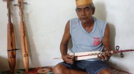 KETERANGAN FHOTO : Daeng Colle Detunrung, salah seorang seniman Kecapi Bugis yang ada di Kabupaten Kotabaru