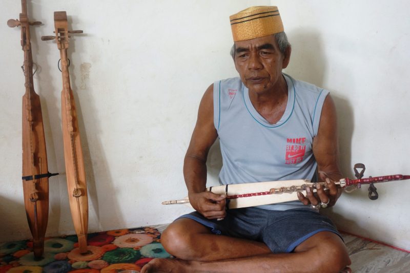 KETERANGAN FHOTO : Daeng Colle Detunrung, salah seorang seniman Kecapi Bugis yang ada di Kabupaten Kotabaru