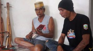 KETERANGAN FHOTO : Daeng Colle Detunrung bersama penggiat musik sedang berkolaborasi membawakan lagu Paris Barantai menggunakan Kecapi Bugis