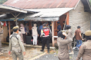 KETERANGAN FHOTO : Satpoll PP dan Tim Gabungan melakukan penyegelan terhadap 5 tempat hiburan karaoke yang ada di Kecamatan Kelumpang Hilir, Kamis (07/05/26). (rhm)
