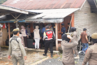 KETERANGAN FHOTO : Satpoll PP dan Tim Gabungan melakukan penyegelan terhadap 5 tempat hiburan karaoke yang ada di Kecamatan Kelumpang Hilir, Kamis (07/05/26). (rhm)