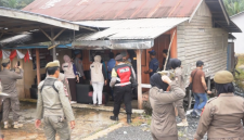 KETERANGAN FHOTO : Satpoll PP dan Tim Gabungan melakukan penyegelan terhadap 5 tempat hiburan karaoke yang ada di Kecamatan Kelumpang Hilir, Kamis (07/05/26). (rhm)