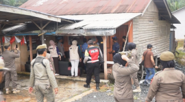 KETERANGAN FHOTO : Satpoll PP dan Tim Gabungan melakukan penyegelan terhadap 5 tempat hiburan karaoke yang ada di Kecamatan Kelumpang Hilir, Kamis (07/05/26). (rhm)