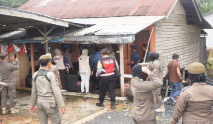 KETERANGAN FHOTO : Satpoll PP dan Tim Gabungan melakukan penyegelan terhadap 5 tempat hiburan karaoke yang ada di Kecamatan Kelumpang Hilir, Kamis (07/05/26). (rhm)