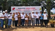 KETERANGAN FOTO : Minamas Plantation salurkan puluhan ekor sapi qurban di wilayah kerja perusahaan yang ada di di Kecamatan Pamukan Selatan, Pamukan Utara, Pamukan Barat, Sungai Durian, Kabupaten Kotabaru, serta Kecamatan Batu Engau, Provinsi Kalimantan Timur. (Sumber : Minamas Plantation)