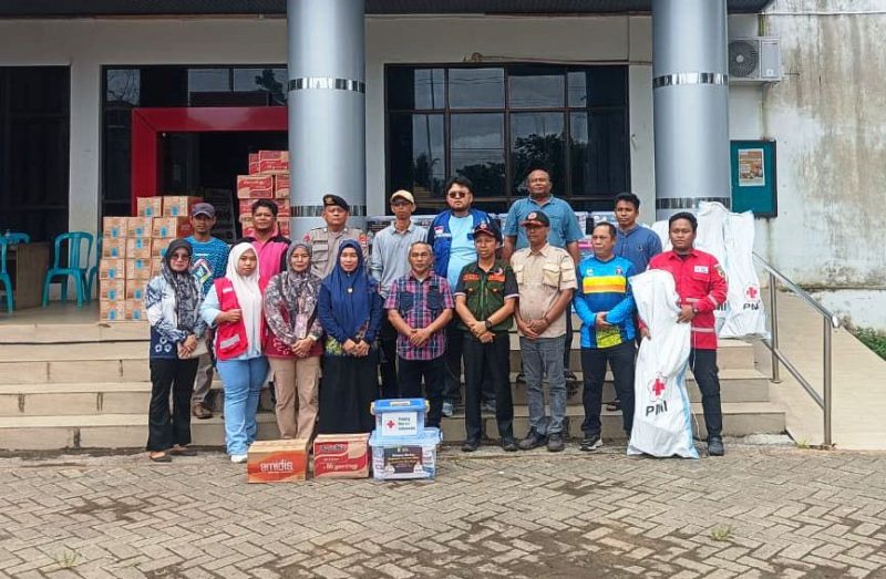 KETERANGAN : PMI dan Pemkab Tala salurkan bantuan kepada warga yang terdampak bencana, Jumat (01/05/26)