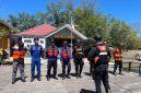 KETERANGAN : Tim SAR Gabungan melakukan koordinasi untuk melakukan pencarian terhadap salah seorang warga yang terjatuh, Sabtu (02/05/25). Sumber Fhoto : Tim SAR