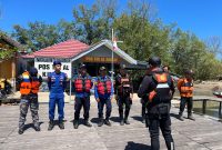 KETERANGAN : Tim SAR Gabungan melakukan koordinasi untuk melakukan pencarian terhadap salah seorang warga yang terjatuh, Sabtu (02/05/25). Sumber Fhoto : Tim SAR