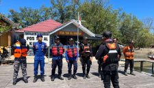 KETERANGAN : Tim SAR Gabungan melakukan koordinasi untuk melakukan pencarian terhadap salah seorang warga yang terjatuh, Sabtu (02/05/25). Sumber Fhoto : Tim SAR