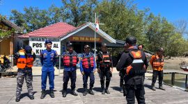 KETERANGAN : Tim SAR Gabungan melakukan koordinasi untuk melakukan pencarian terhadap salah seorang warga yang terjatuh, Sabtu (02/05/25). Sumber Fhoto : Tim SAR