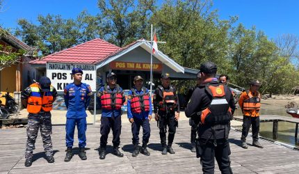 KETERANGAN : Tim SAR Gabungan melakukan koordinasi untuk melakukan pencarian terhadap salah seorang warga yang terjatuh, Sabtu (02/05/25). Sumber Fhoto : Tim SAR