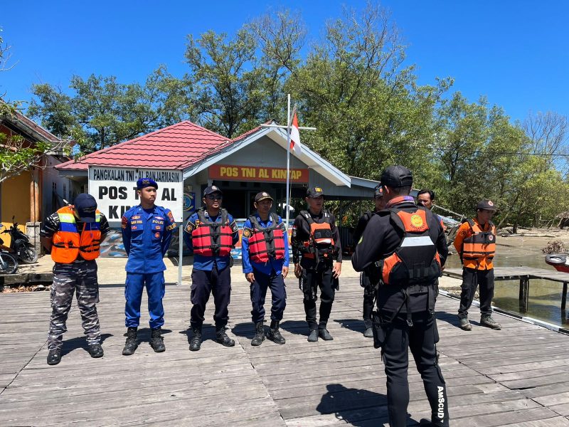 KETERANGAN : Tim SAR Gabungan melakukan koordinasi untuk melakukan pencarian terhadap salah seorang warga yang terjatuh, Sabtu (02/05/25). Sumber Fhoto : Tim SAR