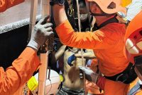 KETERANGAN FHOTO : Proses evakuasi 4 orang WNA yang meninggal dunia di Kapal TB Samudra Jaya 1 (Sumber Fhoto : Basarnas Banjarmasin)