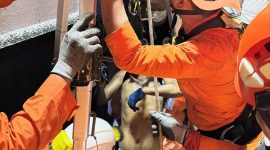 KETERANGAN FHOTO : Proses evakuasi 4 orang WNA yang meninggal dunia di Kapal TB Samudra Jaya 1 (Sumber Fhoto : Basarnas Banjarmasin)