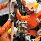 KETERANGAN FHOTO : Proses evakuasi 4 orang WNA yang meninggal dunia di Kapal TB Samudra Jaya 1 (Sumber Fhoto : Basarnas Banjarmasin)