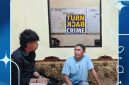 KETERANGAN : Pihak kepolisian meminta keterangan kepada pedagang pentol bakso. (Sumber Foto : Humas Polres Tanah Laut)