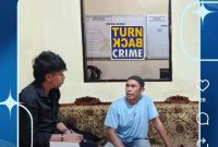 KETERANGAN : Pihak kepolisian meminta keterangan kepada pedagang pentol bakso. (Sumber Foto : Humas Polres Tanah Laut)