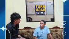 KETERANGAN : Pihak kepolisian meminta keterangan kepada pedagang pentol bakso. (Sumber Foto : Humas Polres Tanah Laut)