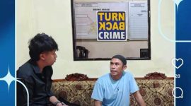 KETERANGAN : Pihak kepolisian meminta keterangan kepada pedagang pentol bakso. (Sumber Foto : Humas Polres Tanah Laut)