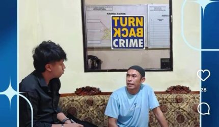KETERANGAN : Pihak kepolisian meminta keterangan kepada pedagang pentol bakso. (Sumber Foto : Humas Polres Tanah Laut)