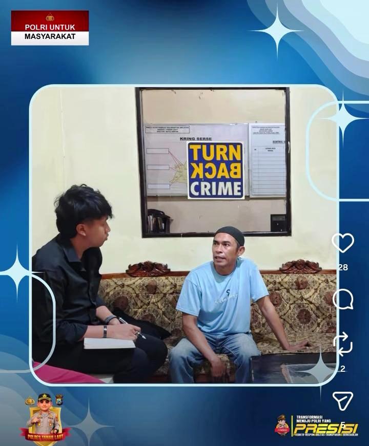 KETERANGAN : Pihak kepolisian meminta keterangan kepada pedagang pentol bakso. (Sumber Foto : Humas Polres Tanah Laut)