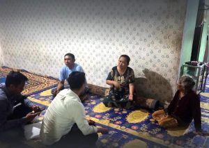 KETERANGAN : Pihak Kepolisian mendatangi rumah pedagang pentol bakso untuk meminta keterangan terkait informasi yang beredar. (Sumber Foto : Humas Polres Tanah Laut)