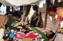 KETERANGAN FOTO : Tim melalukan pemeriksaan terhadap tubuh korban (Sumber : Humas Polres Tabalong)