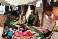 KETERANGAN FOTO : Tim melalukan pemeriksaan terhadap tubuh korban (Sumber : Humas Polres Tabalong)