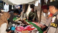 KETERANGAN FOTO : Tim melalukan pemeriksaan terhadap tubuh korban (Sumber : Humas Polres Tabalong)