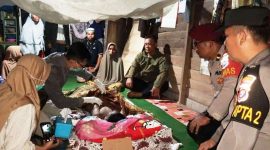 KETERANGAN FOTO : Tim melalukan pemeriksaan terhadap tubuh korban (Sumber : Humas Polres Tabalong)