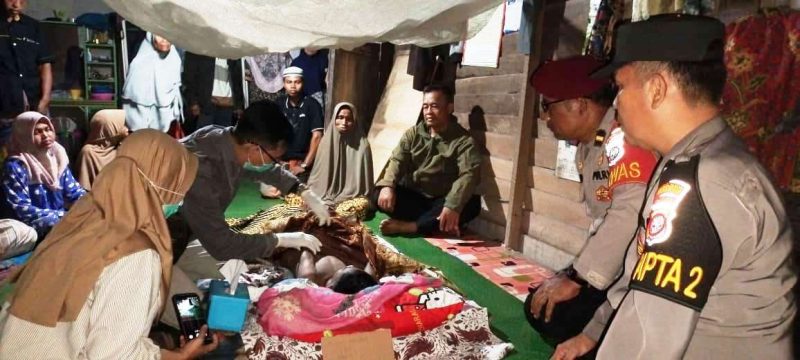 KETERANGAN FOTO : Tim melalukan pemeriksaan terhadap tubuh korban (Sumber : Humas Polres Tabalong)
