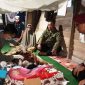 KETERANGAN FOTO : Tim melalukan pemeriksaan terhadap tubuh korban (Sumber : Humas Polres Tabalong)