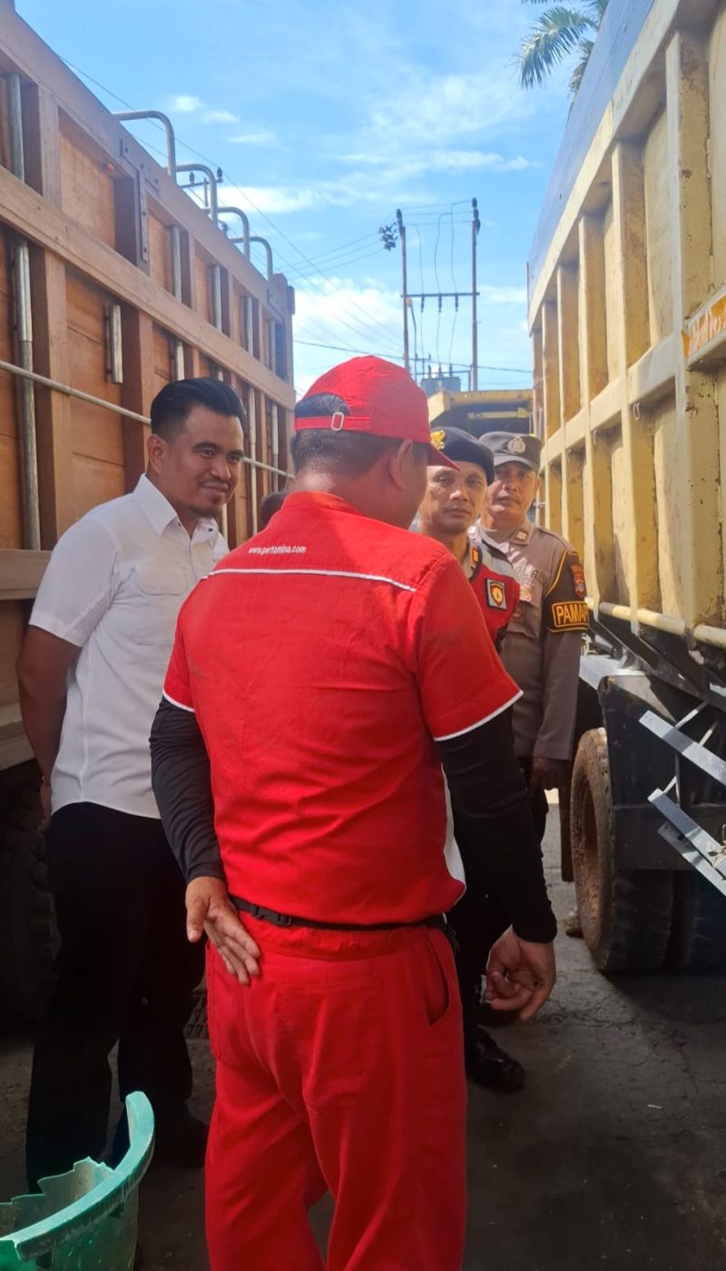 KETERANGAN FOTO : Anggota Polres Balangan melaksanakan operasi kontrol BBM subsidi di SPBU guna memastikan hak masyarakat tidak dicurangi (Sumber : Humas Polres Balangan)