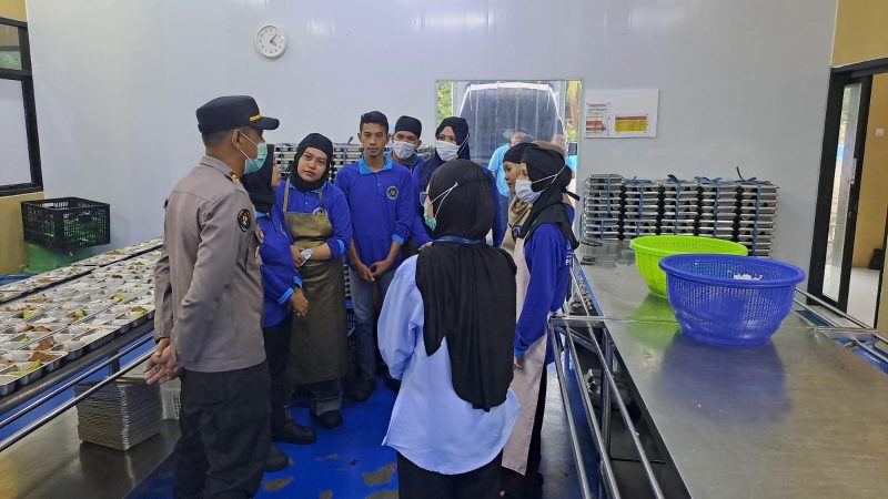 KETERANGAN FOTO : Polres Tabalong perketat pengawasan kebersihan MBG dan SPPG. (Sumber : Humas Polres)