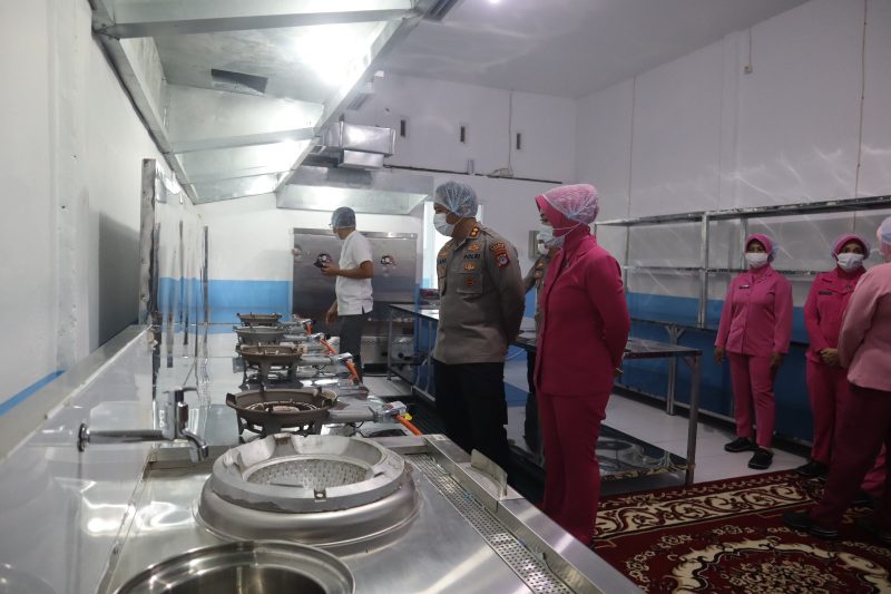 KETERANGAN FOTO : Kapolres Balangan bersama Ketua Bhayangkari resmikan dapur SPPG (Sumber Humas Polres Balangan)