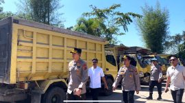 KETERANGAN FOTO : Tanggapi keluhan para sopir, Kapolres dan jajarannya bergerak cepat mendatangi SPBU. (Sumber : Humas Polres Tabalong)