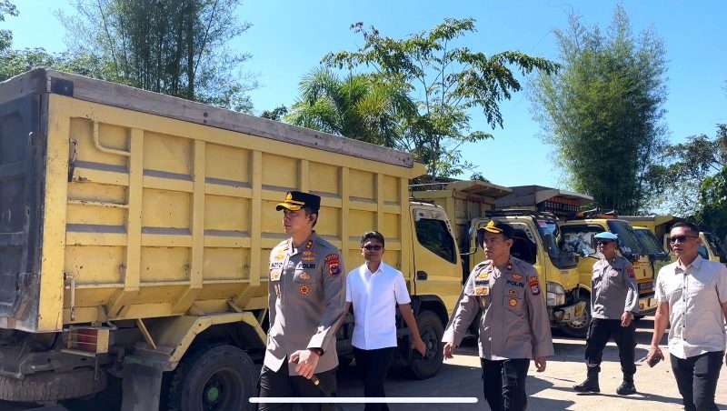 KETERANGAN FOTO : Tanggapi keluhan para sopir, Kapolres dan jajarannya bergerak cepat mendatangi SPBU. (Sumber : Humas Polres Tabalong)