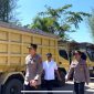 KETERANGAN FOTO : Tanggapi keluhan para sopir, Kapolres dan jajarannya bergerak cepat mendatangi SPBU. (Sumber : Humas Polres Tabalong)