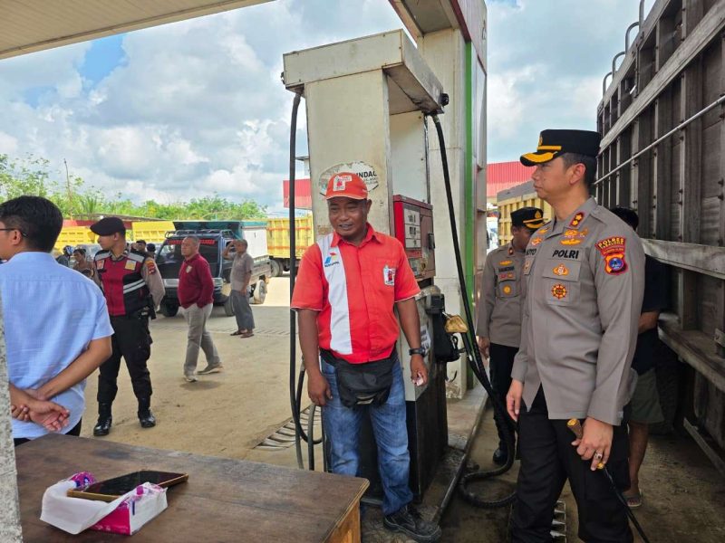 KETERANGAN FOTO : Kapolres Tabalong AKPB Wahyu Ismoyo Jayawardana bergerak cepat tindak lanjuti dugaan pencampuran Bio Solar di SPBU. (Sumber : Humas Polres Tabalong)