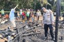 KETERANGAN FOTO : Petugas kepolisian mencek lokasi kebakaran yang di duga akibat korsleting listrik di Kelurahan Bangkal, Kecamatan Cempaka, Banjarbaru (Sumber : Humas Polres Banjarbaru)