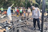 KETERANGAN FOTO : Petugas kepolisian mencek lokasi kebakaran yang di duga akibat korsleting listrik di Kelurahan Bangkal, Kecamatan Cempaka, Banjarbaru (Sumber : Humas Polres Banjarbaru)