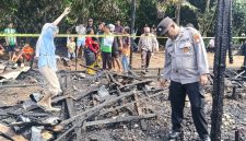 KETERANGAN FOTO : Petugas kepolisian mencek lokasi kebakaran yang di duga akibat korsleting listrik di Kelurahan Bangkal, Kecamatan Cempaka, Banjarbaru (Sumber : Humas Polres Banjarbaru)